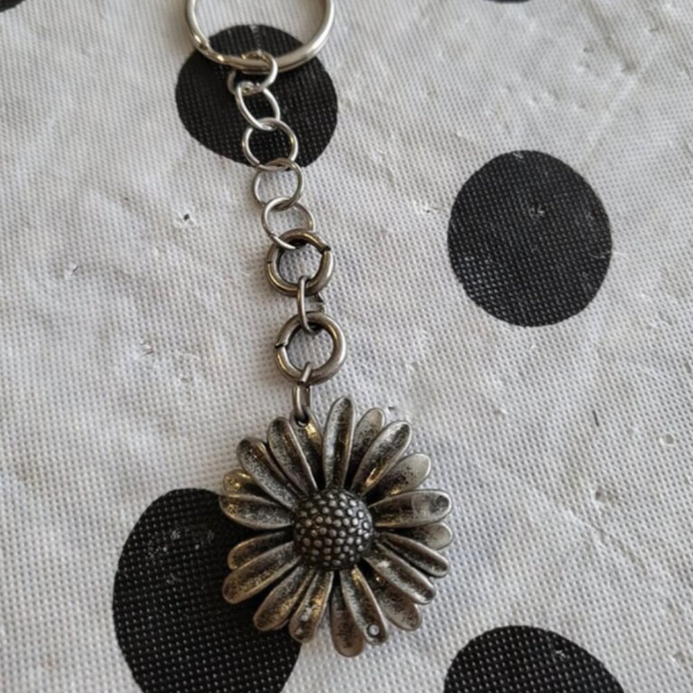 Handmade Metal Daisy Flower Keychain | Floral Charm Accessory